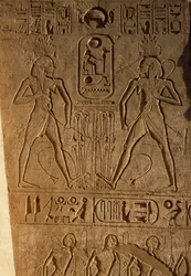Unión entre el Alto y el Bajo Egipto y cartela del faraón, relieve sobre base de tronos, Templo de Ramsés II, Abu Simbel, Egipto, Reino Nuevo, Dinastía XIX