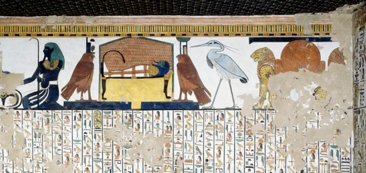 Registro superior, leones con símbolo de Atum, dios Bennu, símbolo del alma de Ra, momia de Nefertari con dos halcones y genio del Nilo, registro inferior, capítulo 17 del Libro de los Muertos, fresco, Tumba de Nefertari, Valle de las Reinas, Tebas. Nuevo 