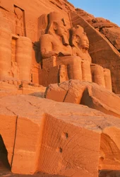 Vista de la fachada del Gran Templo de Ramsés II al amanecer, Abu Simbel (Lista del Patrimonio Mundial de la UNESCO