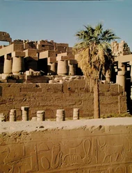 Muro de Ramsés II y el Templo de Tuthmosis