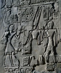 Joven Ramsés II ante el dios Amón, detalle de escenas de ofrendas a los dioses, relieve, paredes interiores de la Gran Sala Hipóstila, complejo del templo de Karnak (Lista del Patrimonio Mundial de la Unesco