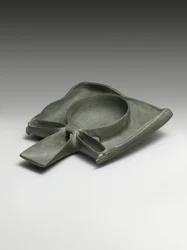 Plato de libación que representa brazos de Ka presentando un signo Ankh