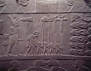 La paleta de Narmer: paleta ceremonial que representa al rey Narmer, con la corona roja del Bajo Egipto, inspeccionando prisioneros atados y decapitados, hallada en Hieracómpolis, período dinástico temprano, c. 3000 a. C.