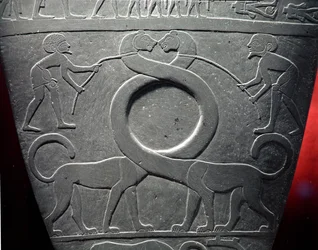 La Paleta de Narmer: paleta ceremonial que representa un par de gatos de cuello largo siendo sostenidos con correas, encontrada en Hieraconpolis, Período Dinástico Temprano, c.3000 a.C. (detalle)