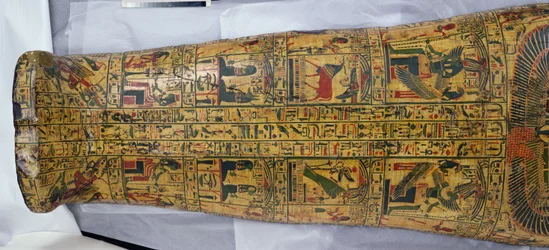 (detalle) de la tapa de la momia de Nesyamun, posiblemente encontrado en Deir El-Bahri, Nuevo Reino, c.1100 a.C. (madera pintada)
