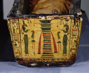 (detalle) del extremo del pie de la base del ataúd exterior de la momia de Nesyamun, posiblemente encontrado en Deir El-Bahri, Nuevo Reino, c.1100 a.C. (madera pintada)