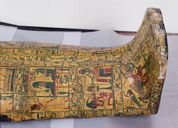 Detalle de la cubierta exterior inferior de la momia de Nesyamun, posiblemente encontrada en Deir El-Bahri, Nuevo Reino, c.1100 a.C. (madera pintada)