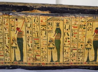 (detalle) de la base del ataúd exterior de la momia de Nesyamun, posiblemente encontrado en Deir El-Bahri, Nuevo Reino, c.1100 a.C. (madera pintada)