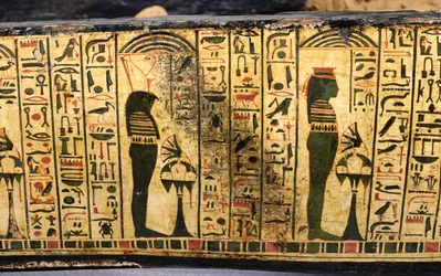 (detalle) de la base del ataúd exterior de la momia de Nesyamun, posiblemente encontrado en Deir El-Bahri, Nuevo Reino, c.1100 a.C. (madera pintada)
