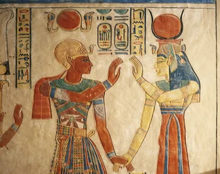 Egipto, Luxor, antigua Tebas, Valle de las Reinas, tumba de Amonherkhopeshaf, relieve pintado que representa al faraón Ramsés III ante Isis