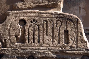 Antigüedad egipcia: cartucho del faraón Ramsés III. Templo funerario de Ramsés III (1187-1156 a.C.). Luxor, Medinet Habou, Egipto