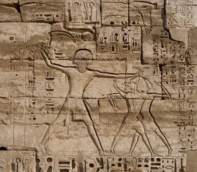 Antigüedad egipcia: detalle de relieves celebrando las victorias del faraón sobre los pueblos del mar. Templo funerario de Ramsés III (1187-1156 a.C.). Luxor, Medinet Habou, Egipto