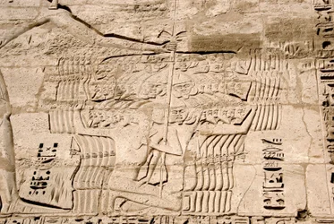 Antigüedad egipcia: detalle de los relieves del primer pilono que representa la captura de luchadores pertenecientes a los pueblos del mar, enemigos de Ramsés III. Templo Funerario de Ramsés III (1187-1156 a.C.). Luxor, Medinet Habu, Egipto