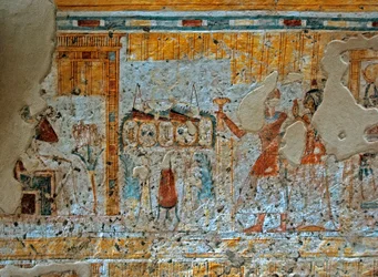 Antigüedad egipcia: representación de Shuroy y su esposa adorando al dios Osiris sentado frente a los cuatro hijos de Horus en una hoja de papiro. Pintura de la Tumba de Shuroy (TT13). Dinastía XX. 1190-1077 a.C. Necrópolis de Dra Abu el-Naga, orilla occid