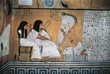 Pintura mural del difunto Khai-Inherkha y su esposa observando a un arpista ciego