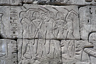 Relieve que representa prisioneros del norte en la batalla de Ramsés III, Gran Templo de Medinet