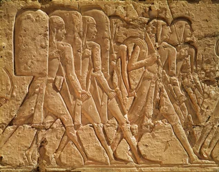 Relieve que representa sirvientes llevando cuerda y armas, del Templo Mortuorio de Ramsés III (c.1184-1153 a.C.) Nuevo Reino