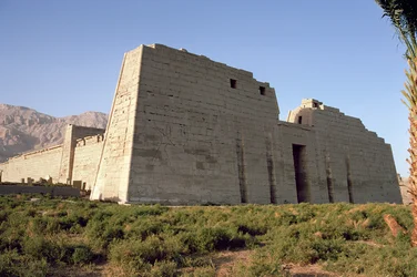 Vista del Primer Pilono del Templo Mortuorio de Ramsés III (c.1184-1153 a.C.) Nuevo Reino