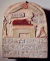 Estela de piedra caliza pintada del dios Apis