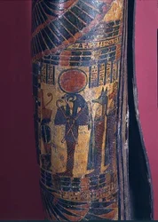 Detalle de sarcófago mostrando a Re-Harakhty con disco solar, sosteniendo cetros de cayado y mayal, dos hijos de Horus detrás, Tercer Periodo Intermedio, 850-730 a.C. (detalle)