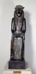Antigüedad egipcia: la deidad leona Sekhmet con el cartucho del rey Sheshonq I. Estatua de granito negro. 950-929 a.C. Turín, museo egipcio