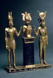 Triada de Osorkon II: Osiris flanqueado por Isis y Horus, Tercer Periodo Intermedio, c.874-850 a.C.
