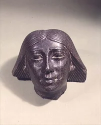 Cabeza de un hombre, probablemente un alto funcionario, c.700 a.C.