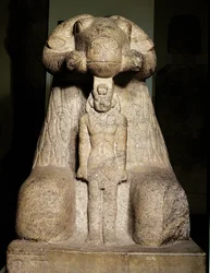 Estatua de Amón en forma de carnero protegiendo al Rey Taharqa, 690-664 a.C.