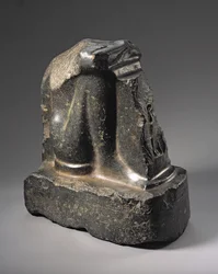 Fragmento de una estatua naofórica, Período Dinástico Tardío (basalto)