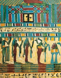 Detalle de panel de madera enlucida y pintada con la cámara del juicio y el dios Osiris seguido de divinidades, procedente del sarcófago de Usai, Tebas.