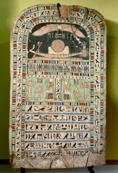La diosa Udjarenes adorando al sol, a la izquierda el dios Ra-Horakhty, a la derecha el dios Atón, madera pintada. Civilización egipcia, Período Tardío, Dinastía XXVI