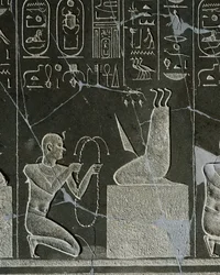 Relieve de dolerita de Nectanebo I, rey ofreciendo collar a demonio, representado por hoja de cuchillo y tres serpientes, de Heliópolis en el templo de Atum