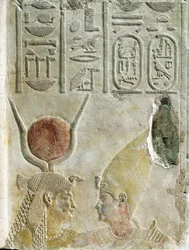 Rey Nectanebo II (360-343 a.C.) recibido por la diosa Isis, relieve en piedra caliza pintada