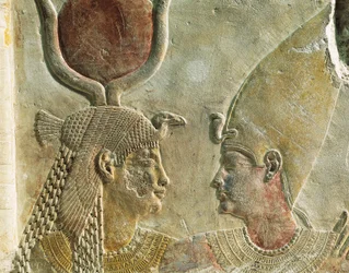 Rey Nectanebo II (360-343 a.C.) recibido por la diosa Isis, relieve en piedra caliza pintada, del Serapeum de Saqqara, detalle