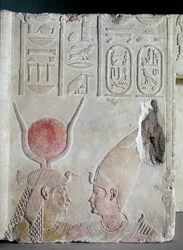 Nectanebo II (360-343 a. C.) abrazado por la diosa Isis, fragmento de una puerta, Baja Época, hacia 358-341 a. C.