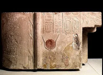 Nectanebo II (360-343 a.C.) siendo abrazado por la diosa Isis, fragmento de una puerta, Período Tardío, c.358-341 a.C.