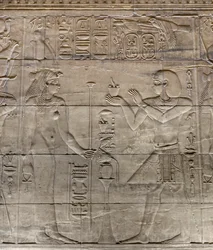 Relieves del santuario interior del templo de Philae, Asuán, Egipto