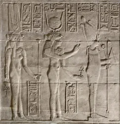 Relieves en el santuario interior, templo de File, Asuán, Egipto