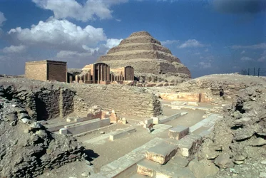 Complejo de Djoser incluyendo la Pirámide Escalonada y la entrada al recinto, egipcio, Reino Antiguo