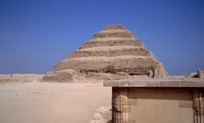 Antigüedad egipcia: Vista de la Pirámide de Sakkarah. Construcción de Imhotep para el rey Djeser (alrededor de 2700 a.C.) (III Dinastía) Saqqarah, Egipto