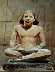 Escriba sentado sosteniendo un pergamino (escultura)