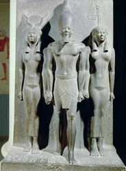 Triada de Menkaure (Mycerinus) con la diosa Hathor y la diosa del nomo de Aphroditopolis