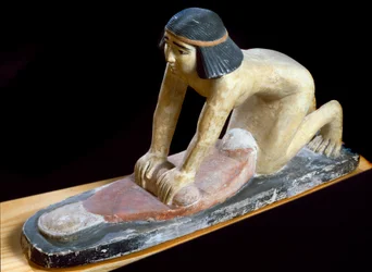 Antigüedad egipcia: “Egipcio moliendo cereales para hacer pan” Figurilla. 5ª dinastía. 2400 a.C. Florencia, Museo Arqueológico