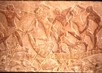 Hombres pescando con lanzas desde un bote de papiro, Tumba de Ptah-Hotep, 5ª Dinastía (foto)