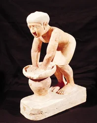 Modelo de un hombre haciendo cerveza, de Saqqara, Reino Antiguo