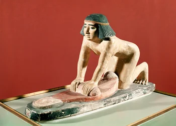Modelo de una mujer moliendo grano, Reino Antiguo