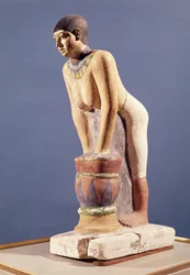 Modelo de una mujer haciendo cerveza, Reino Antiguo (piedra policromada)