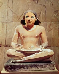 Escriba sentado con las piernas cruzadas sosteniendo un rollo de papiro, de Saqqara, Reino Antiguo c.2475 a.C. (piedra caliza)