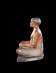 Vista amplia de la estatua del escriba agachado, de Saqqara, Reino Antiguo