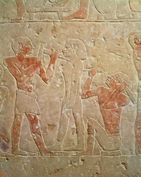 Relieve que representa a dos escultores tallando una estatua, de la mastaba de Kaemrehu, Saqqara, Reino Antiguo, c.2325 a.C. (caliza pintada)